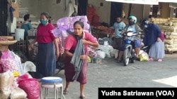 Buruh Gendong Perempuan Perkasa Tulang Punggung Keluarga