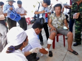 Một ngư dân được chăm sóc y tế khi trở về nhà, sau khi chiếc thuyền của anh đã bị tàu Trung Quốc đâm gần quần đảo tranh chấp Hoàng Sa