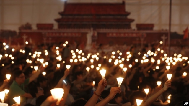 香港成千上万的民众在1989天安门事件23周年之际在维多利亚公园举行六四烛光纪念会。（2012年6月4日）
