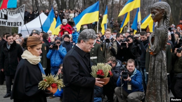 Tổng thống Ukraine Petro Poroshenko và phu nhân đặt hoa tại đài tưởng niệm các nạn nhân nạn đói 1932-1933, 22/11/14