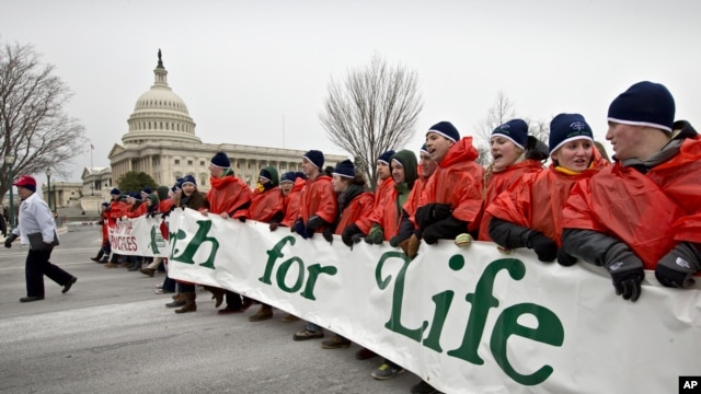 Puluhan ribu penentang aborsi melakukan unjuk rasa 'March for Life' di Washington DC hari Jumat (25/1). 