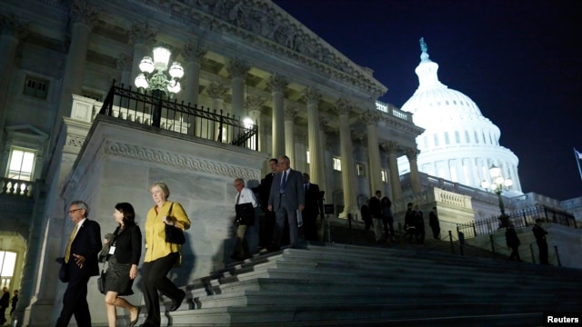 Các dân biểu rời Quốc hội sau cuộc biểu quyết gần nửa đêm để mở cửa chính phủ và nâng mức trần nợ