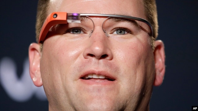 Stanford offensive coordinator Mike Bloomgren, wearing Google Glass, answers questions from the media during a news conference, in Los Angeles.