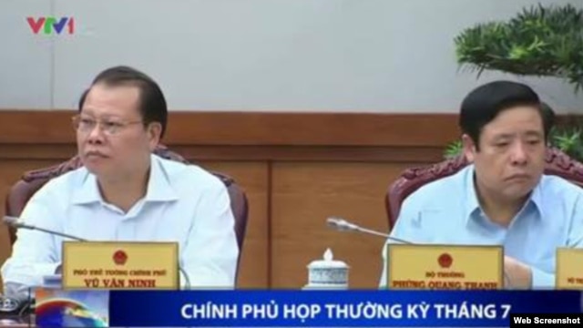 Bộ trưởng Quốc phòng Việt Nam Phùng Quang Thanh trong đoạn clip về phiên họp thường kỳ của chính phủ hôm 31/7.