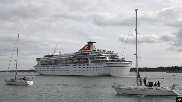 El Balmoral a su partida en el viaje en recuerdo del Titanic, en el puerto de Southampton, Inglaterra.