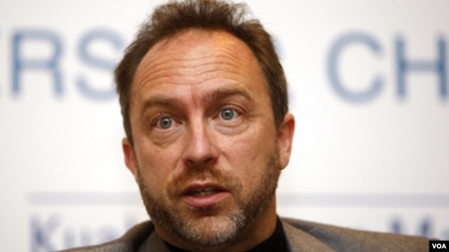 El fundador, Jimmy Wales, creó Wikipedia con la idea que puede ser una libre fuente de información.