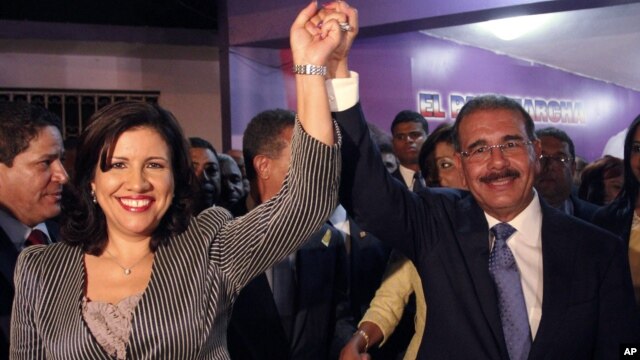 Danilo Medina, derecha y Margarita Cedeño, celebran su triunfo en las elecciones presidenciales realizadas este domingo 20 de mayo de 2012.