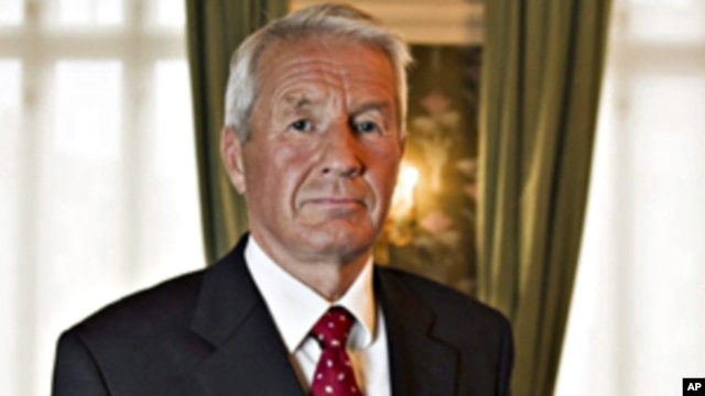 Norwegian Nobel Committee Chairman Thorbjoern Jagland holds up a photograph of jailed Chinese dissident Liu Xiaobo who won the 2010 Nobel Peace Prize, 08 Oct. 2010