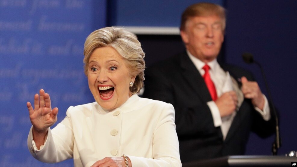 Bà Hillary Clinton và ứng viên Donald Trump tại cuộc tranh luận hôm 19/10.