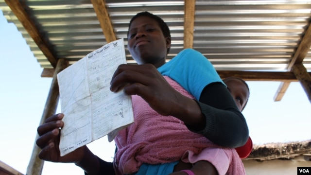 Nontsatsa Nosele has brought her sick baby son to get medical help at the health point (D. Taylor/VOA)