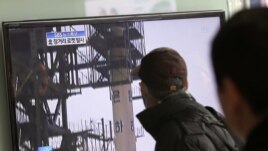 South Koreans watch a television report on North Korea's rocket launch at Seoul railway station in Seoul December 12, 2012.