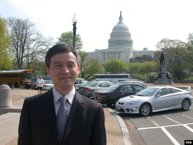 为李庄案写公开信的贺卫方过去在华盛顿留影