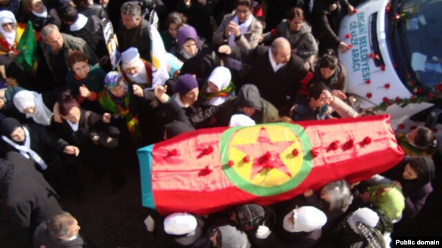 Hàng nghìn người Kurd xuống đường đưa tang 3 nhà hoạt động tại Diyarbakir, ngày 17/1/2013.