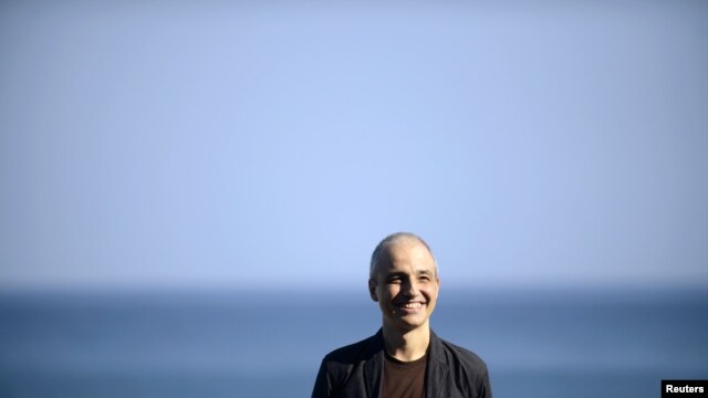 El director español Pablo Berger posa durante una sesión fotográfica para promover "Blancanieves" en el Festival de San Sebastián.