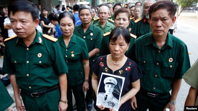 Các cựu chiến binh Việt Nam đến viếng Tướng Giáp tại Hà Nội, ngày 12/10/2013. 