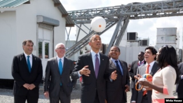 Tổng thống Barack Obama tâng quả bóng phát điện Soccket ball tại nhà máy điện Ubongo Power Plant ở thủ đô Dar es Salaam của Tanzania, ngày 2/7/2013. 