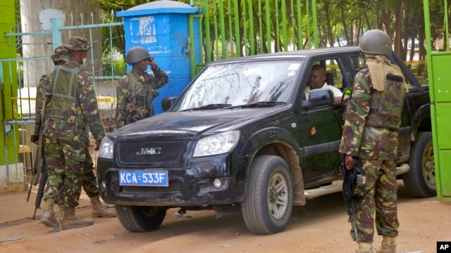 Kenya Defense Forces (KDF) guard the main gate of the Garissa University College compound that was the scene of a recent attack by al-Shabab gunmen, in Garissa, April 6, 2015.