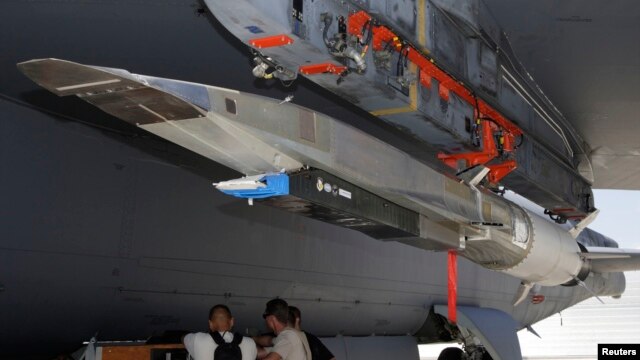 Гиперзвуковое оружие (Hypersonic weapon) X-51 под крылом бомбардировщика Б-52. Авиабаза Эдвардс, штат Калифорния. 3 мая 2013 г.