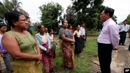 ရခုိင္ျပည္နယ္ဝန္ႀကီးခ်ဳပ္ ဦးလွေမာင္တင္ (ယာ) ရခုိင္ျပည္နယ္၊သံတဲြၿမိဳ႕နယ္အတြင္း ေရႊေလွ ဒုကၡသည္စခန္းက ဒုကၡသည္ေတြကို သြားေရာက္ေတြ႔ဆံုစဥ္။( ေအာက္တုိဘာ ၃ ရက္၊ ၂၀၁၃)