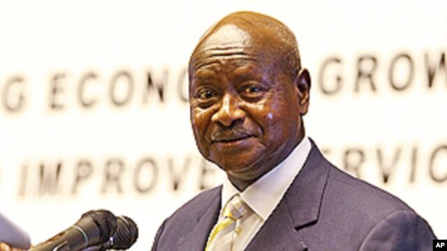 Rais wa Uganda Yoweri Museveni akizungumza na waandishi.
