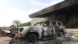 Une voiture incendiée devant le consulat américain de Benghazi