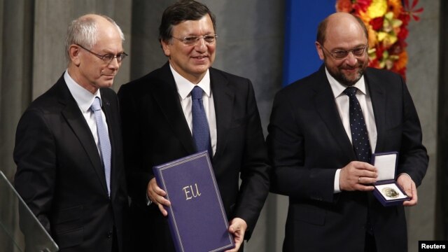 From left: European Council President Van Rompuy, European Commission President Barroso, and European Parliament President Schulz with the Nobel diploma, Oslo, Dec. 10, 2012.