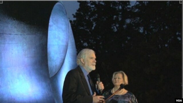 Helaman Ferguson at the dedication of his sculpture, Umbilic Torus SC, at Stony Brook University near New York City. (VOA/D. Schrier)