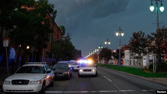 La policía de Nueva Orleans busca a los tres sospechosos que fueron vistos huyendo del lugar de la balacera. 