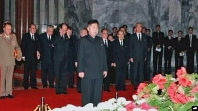 New North Korean ruler Kim Jong Un pays respects to his father and former leader Kim Jong Il, Pyongyang, Dec. 20, 2011.
