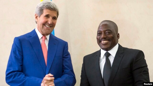 Tổng thống Cộng hòa Dân chủ Congo Joseph Kabila đón tiếp Ngoại trưởng Mỹ John Kerry tại Kinshasa, ngày 4/5/2014.