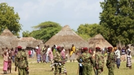 Des policiers montent la garde après une attaque à Kipao, au Kenya, le 22 déc. 2012