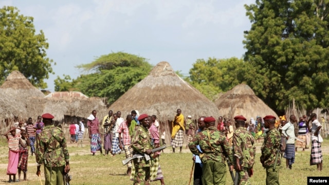 Des policiers montent la garde après une attaque à Kipao, au Kenya, le 22 déc. 2012