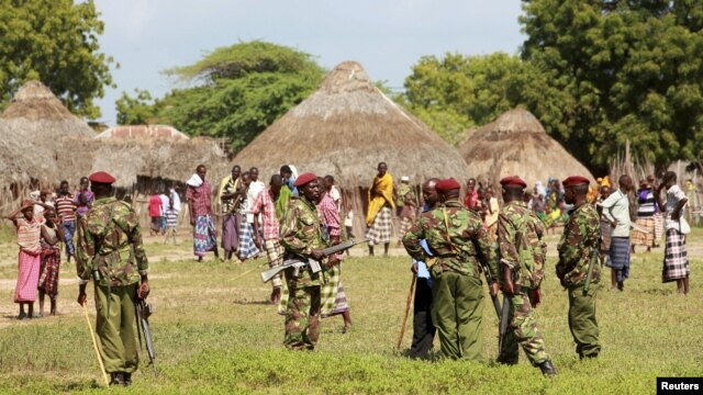 Polisi Kenya melakukan penjagaan di kawasan Sungai Tana di mana terjadi bentrokan antar kelompok etnis di Kenya (Desember 2012). 