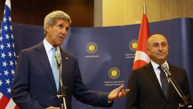 جان کری و وزیر امور خارجه ترکیه در دیدار با خبرنگاران در آنکارا، ترکیه