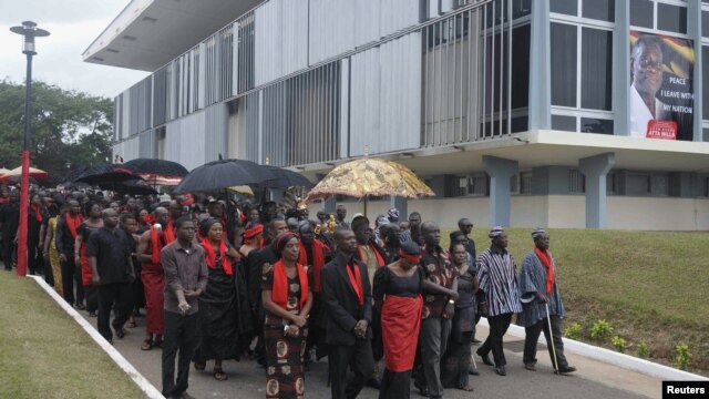 wakazi wa Ghana wanakwenda kutoa heshima zao za mwisho kwa Rais John Atta Mills katika jengo la bunge mjini Accra, Ghana, Ogust 9, 2012.