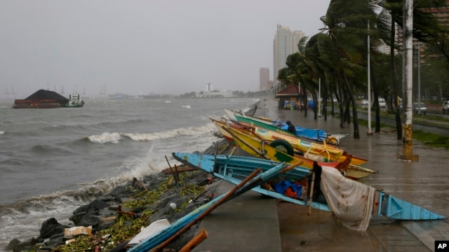 Thuyền đánh cá nhỏ được kéo vào bờ để tránh bão tại Manila, Philippines, ngày 18/10/2015.