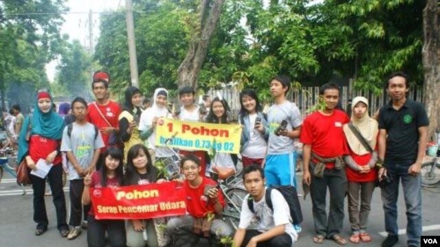 Para pelajar di Surabaya ikut berpartisipasi dalam gerakan menanam pohon untuk mengurangi polusi udara (21/11).