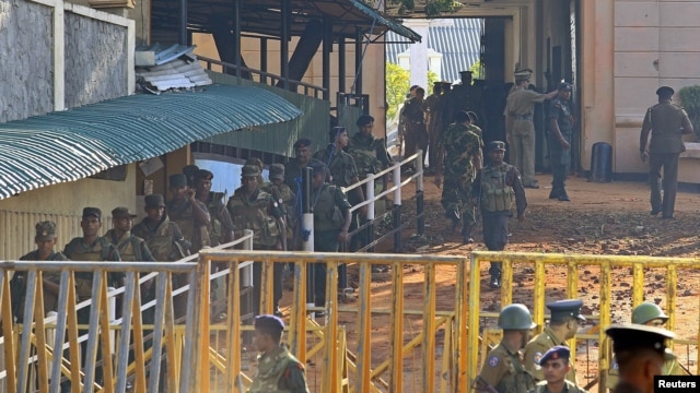 Army soldiers leave Welikada prison after clashes between Special Task Force personnel and prisoners in Colombo November 10, 2012. 