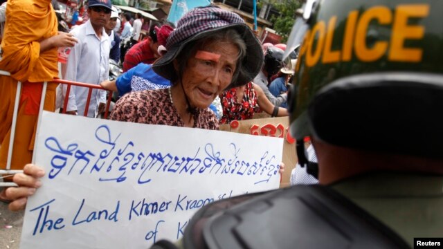 Các cuộc biểu tình phản đối chính sách của Việt Nam về đất đai vùng Nam bộ nơi xuất thân của nhiều người Khmer Krom đã bùng lên từ đầu tháng 7 với sự tham gia của hàng trăm người.