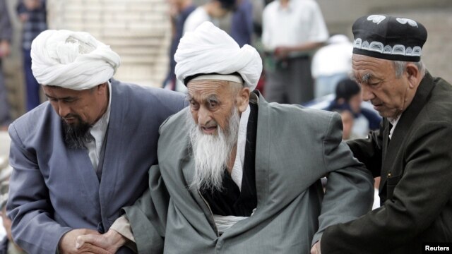 “Din ahli yil sayin bosim oshib borayotganidan shikoyat qilmoqda. Bu masalada jahon orqaga qarab ketmoqda”.