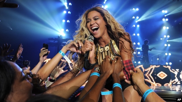 Penyanyi Beyonce tampil di rangkaian tur 'Mrs. Carter Show World Tour 2013,' 29 Juni, 2013, di Las Vegas, Nevada. 