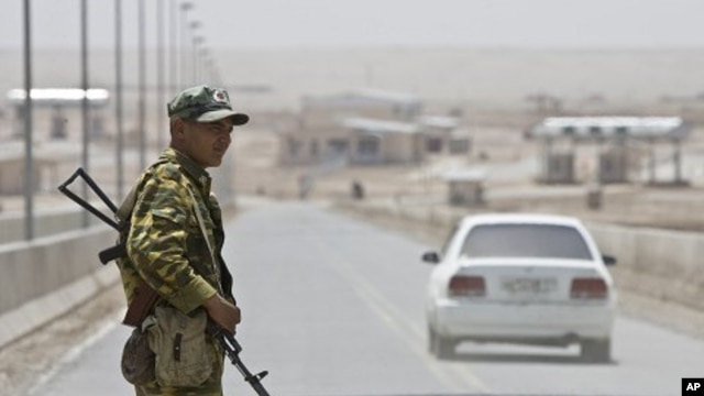 A frontier guard stands on the bridge to Afghanistan across Panj river in Panji Poyon border outpost, some 150km (94 miles) south of capital Dushanbe, Tajikistan. (File Photo)
