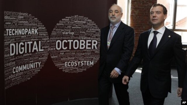 Виктор Вексельберг и Дмитрий Медведев в IT-центре Digital October. Сколково. Архивное фото.