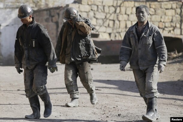 Ảnh tư liệu - Các thợ mỏ tại một mỏ than quốc doanh Longmay ở tỉnh Hắc Long Giang, Trung Quốc, ngày 24 tháng 10 năm 2015.