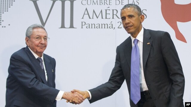 Rais Barack Obama na Rais Raul Castro wa Cuba wakipeanza mikono mjini Panama City, April 11, 2015.