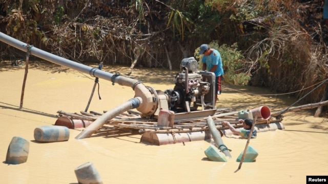 En Puerto Luz, en el Amazonas, región de Madre de Dios, Perú, el drama de la explotación del ser humano es extrema y aberrante.