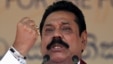 Cựu Tổng thống Sri Lanka Mahinda Rajapaksa phát biểu tại Colombo, ngày 28 tháng 7, 2015. Cuộc tranh đấu của ông Rajapaksa để trở lại chính trường phát xuất từ nhu cầu bảo vệ ông và gia đình khỏi bị truy tố về tham nhũng.