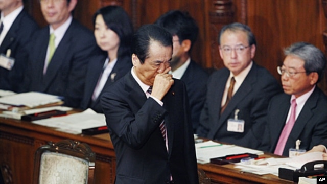 Japanese Prime Minister Naoto Kan reacts as he leaves the plenary session at the lower house, after surviving a no-confidence motion over his response to Japan's massive tsunami and ensuing nuclear crisis in Tokyo, June 2, 2011