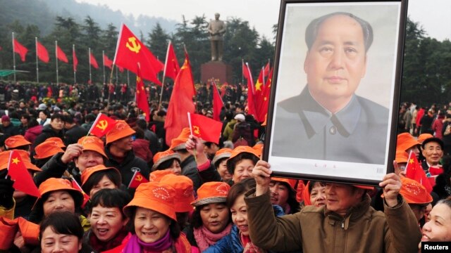 众多毛粉2013年12月26日在韶山纪念毛泽东120岁生日