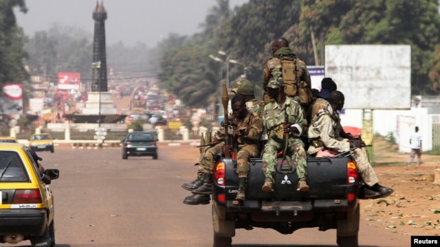 Tentara pemerintah Republik Afrika Tengah melakukan patroli di ibukota Bangui (1/1). 